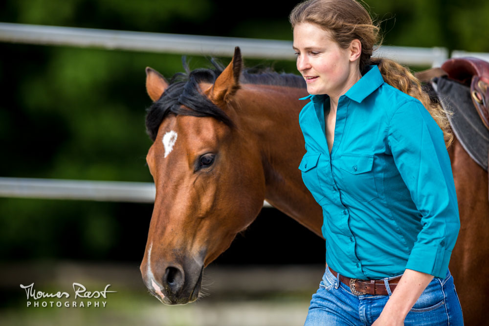Gabi Neurohr travail du cheval - une jument bai trotte en liberté à côté de son entraineuse